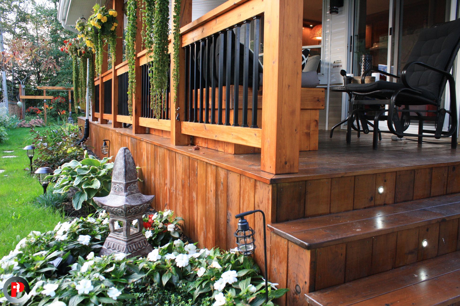 Patio terrasse un niveau en cèdre rouge de l'ouest écran empierrés naturel avec bois
